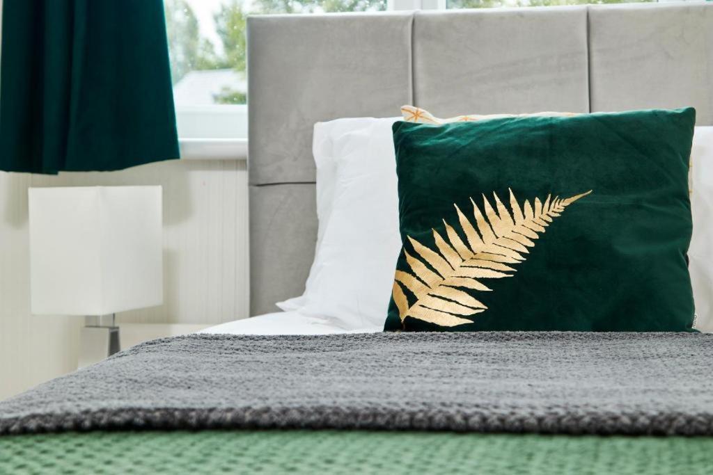 The Emerald House Of Manchester - Garden - Parking Luaran gambar